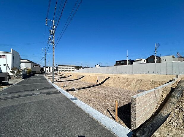 【前面道路含む現地写真】幅員約6mの公道に面し、車同士のすれ違いも安心して行える道路環境が整っています。
