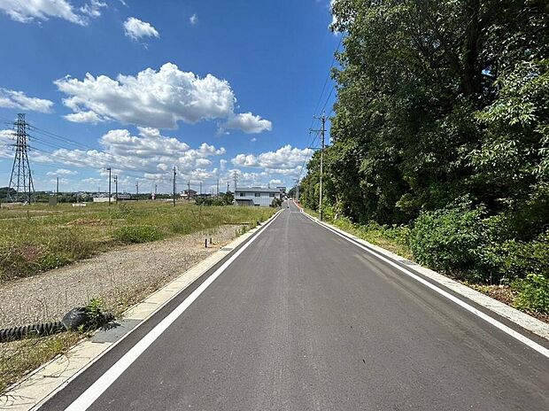 【前面道路】広々とした前面道路に面し、車の出入りもしやすい安心感のある区画です。
