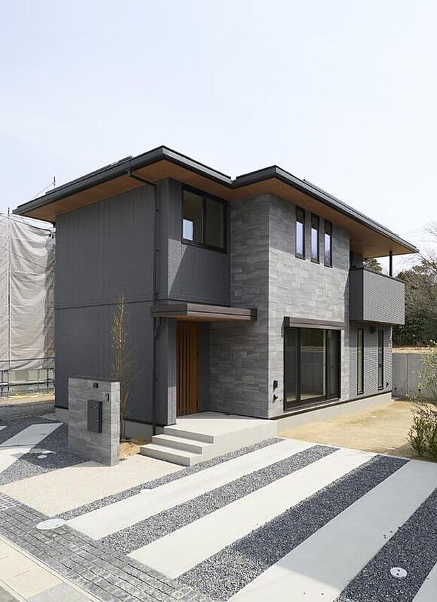 【現地外観写真】【J-6号棟】グレーのタイルがスタイリッシュな洗練された外観のお家。LDKから出入りできる広々した庭ではお子様が遊びまわったり、ガーデニングやBBQを楽しんだりと毎日の生活が充実しますね。