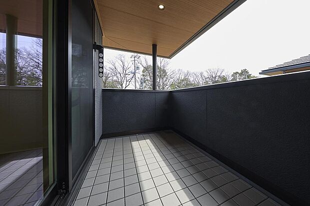 【バルコニー】【J-6号棟】屋根付きのバルコニーは急な天候変化でも慌てることなく洗濯物を干すことができます。イスなどを設置すればアウトドアリビングとして、ゆっくりと読書をしたりとおひとり様時間を満喫できそうです。