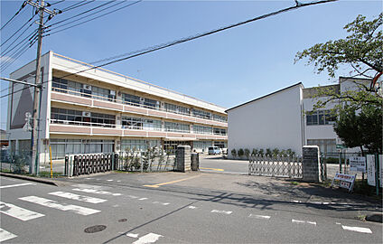 蓮田中央小学校 現地から740m～780m。(徒歩10分。(最長))