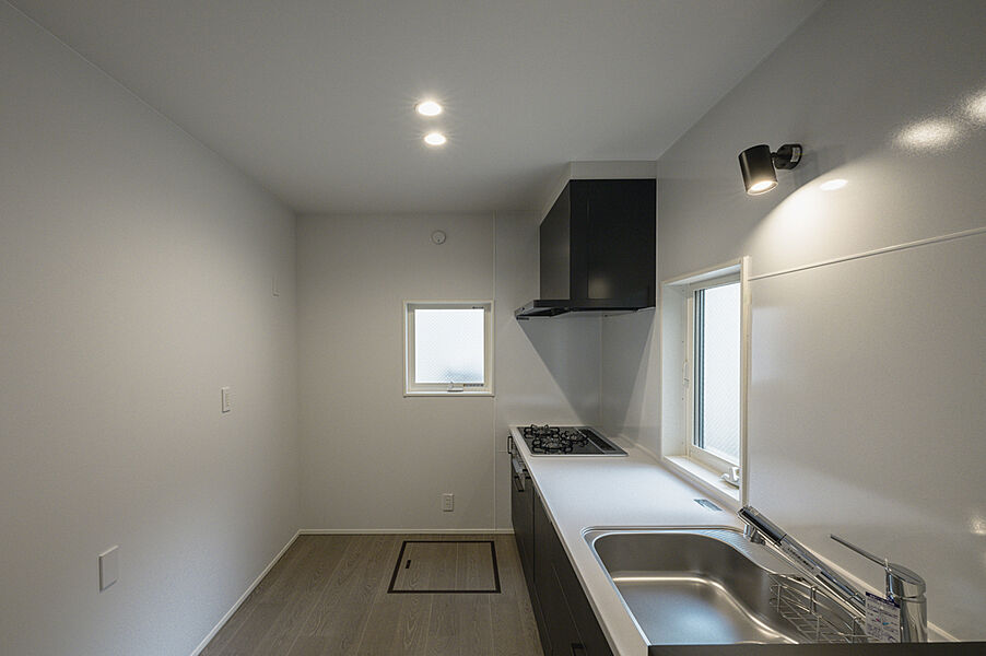 空間を広く使える壁付けタイプのキッチン。ダイニングまでの動線が短く、配膳が楽になる間取りです。(2号棟)