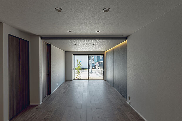 南向き、床暖房付きの明るいリビング。ダウンライト、間接照明を採用したおしゃれな空間です。(1号棟)