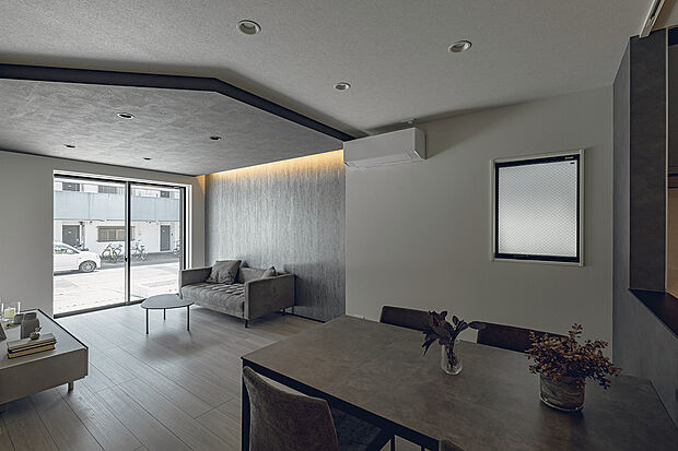 間接照明×アクセントクロスを採用し、意匠にこだわったリビング。(3号棟)