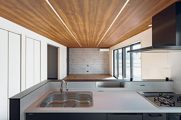 機能性とインテリア性を備えたキッチン。食洗機・タッチレス水栓を採用しています。(6号棟)
