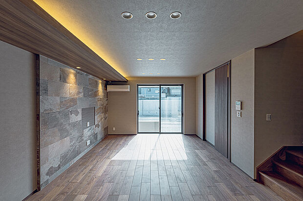 間接照明が温かい雰囲気を演出するリビング。自然光と調和し、くつろぎの時間を彩ります。(3号棟)