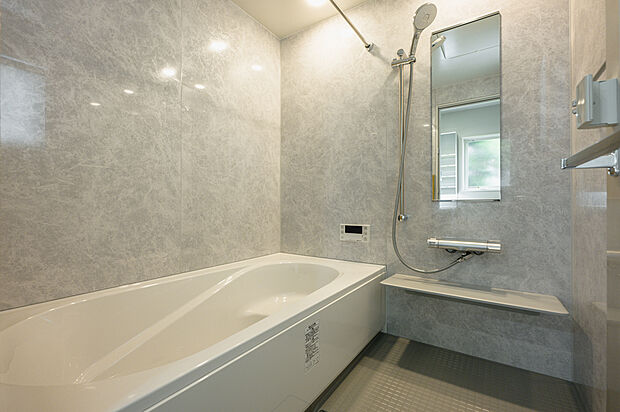 【浴室(2号棟)】雨の日の洗濯にも便利な浴室暖房乾燥機付きのバスルーム。
