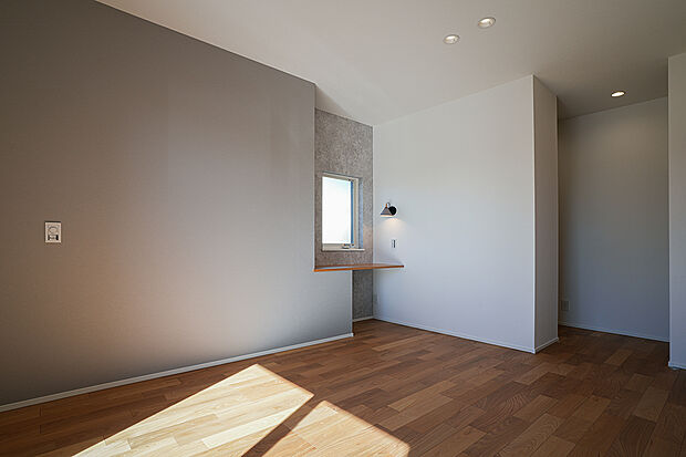 【主寝室(2号棟)】主寝室は「下がり天井×ダウンライト」を採用し、上質な空間に仕上げました。
