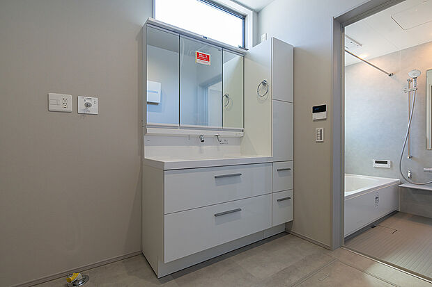 【洗面室(2号棟)】キッチンの近くに配置した洗面室。家事動線がスムーズな間取りです。