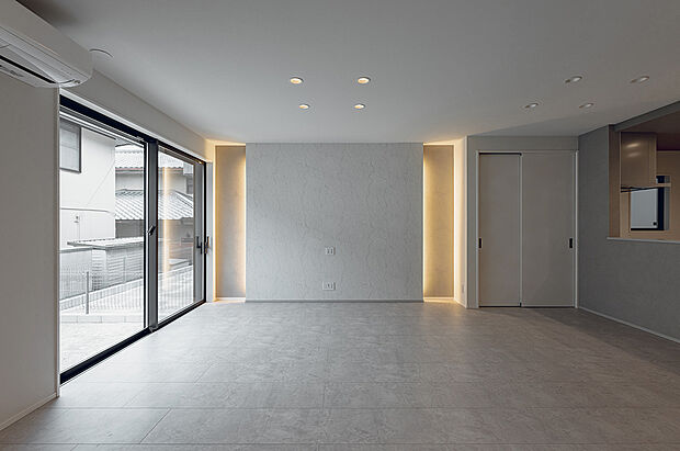 【リビング(2号棟)】シンプルにしたことで洗練された印象を持つリビング空間。