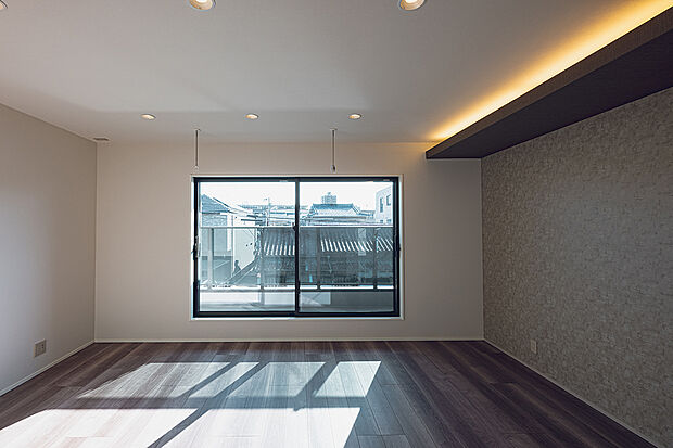 【主寝室(2号棟)】折り下げ天井の立体感と間接照明の柔らかな光が調和する主寝室。