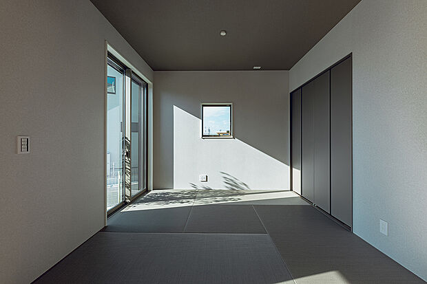 【和室(2号棟)】リビング横の和室は、普段は子供の遊び場に、来客時には客間にと大活躍です。
