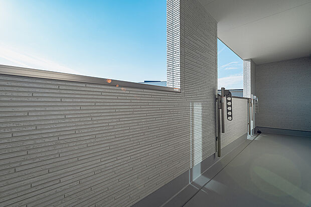 【インナーバルコニー(2号棟)】急な雨でも安心なインナーバルコニー。くつろぎの屋外空間としても利用可能です。