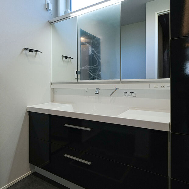 【洗面化粧台】忙しい朝にもご家族で使うことができ、大容量の収納も備えています。