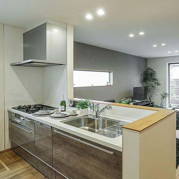 【システムキッチン】作業性に優れたガスコンロや広々使えるシンク、お掃除らくらくのレンジフード(換気扇)、使いやすい収納で毎日の家事が快適。