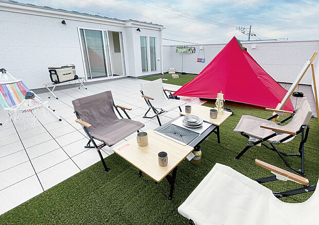 【【そらいろ空間(屋上)】】定期的なメンテナンスを必要としない金属防水工法「スカイプロムナード」
屋上には省エネ・高効率化の時代ニーズに合わせた遮熱性能の高い素材を使用。