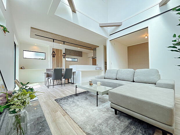 【【弊社プラン例：リビング】】ご家族それぞれの夢が叶う素敵なフリープラン。専任の設計士と打ち合わせを重ね想いをカタチにしていきます。
建物標準プラン　95m2/1540万円（税込）
