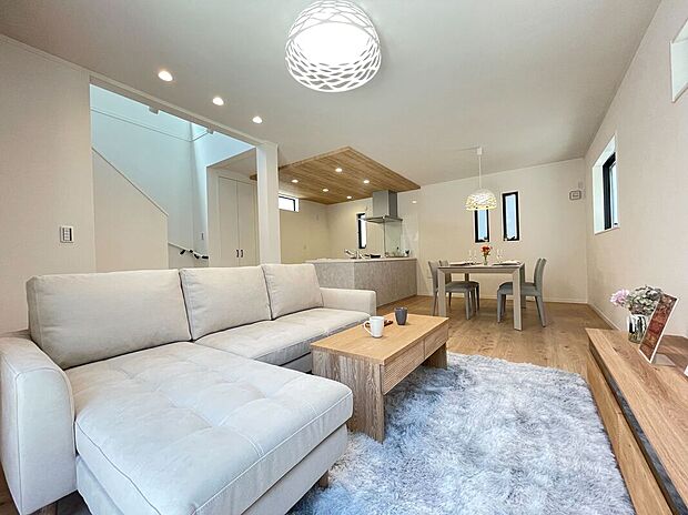 【【弊社プラン例：リビング】】お手持ちの家具の配置から、購入予定の家具サイズ、レイアウトを想定した設計まで、きめ細やかな設計を進めていきます。
※画像にはオプション商品も含まれております。
