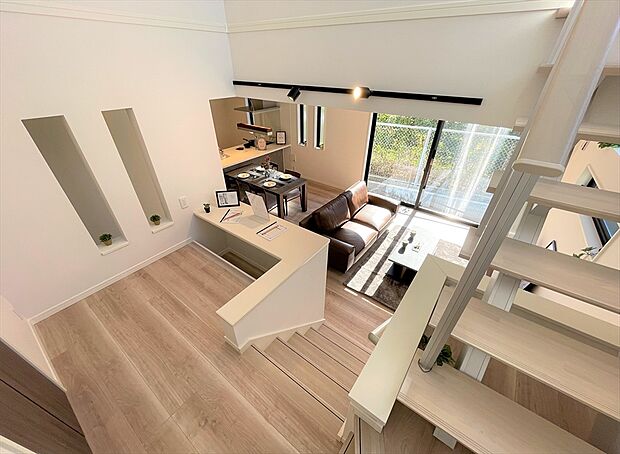 【【弊社プラン例：スキップフロア】】空間に立体感を生み出すスキップフロア。高さの異なるフロアが遊び心を演出します。
※画像にはオプション商品も含まれております。