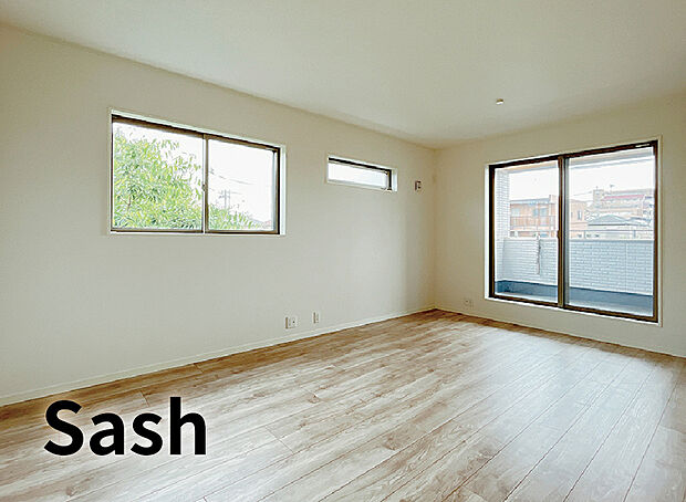 【【サッシ】】アルミと樹脂の複合サッシ！フレームをスリム化しガラス面積最大化！
特殊金属膜と中空層のダブル効果で夏は涼しく冬は暖かい、快適な暮らしが実現する断熱性の高いサッシです。