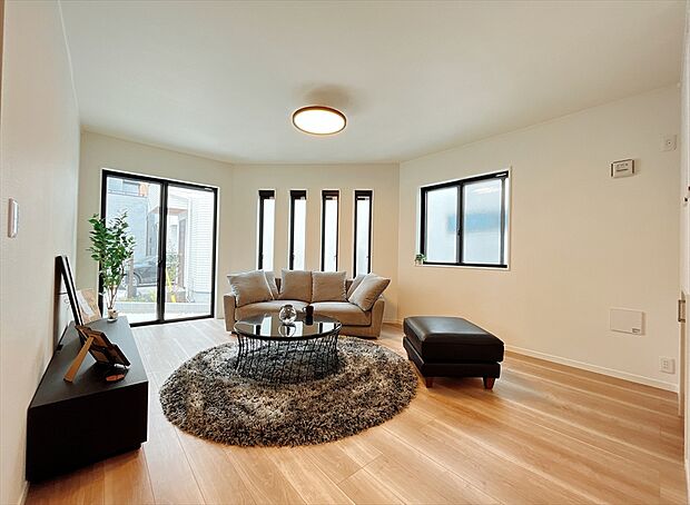 【【弊社プラン例:リビング】】家族と過ごす時間が一番長いリビングは特にこだわりたい部分。お客様のご要望をお聞きし、最適な動線やプランなどを設計いたします。
※画像にはオプション商品も含まれております。