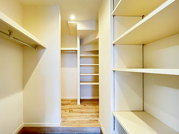 【【弊社プラン例:収納スペース】】便利な収納スペースもこだわりたい部分。使い勝手の良いWICやSIC、パントリーなどが暮らしをもっと快適にしてくれます。
※画像にはオプション商品も含まれております。