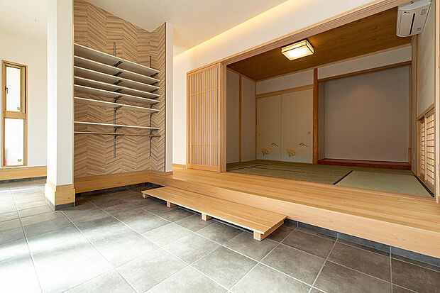 【おしゃれな土間のある玄関】C号地現地施工例（2022年2月撮影）
注文住宅用地だから、お客様が思い描いた住まいを実現できます。土間や桧の香が心地いい和室なども実現可能です。大切なゲストをおもてなしできます。