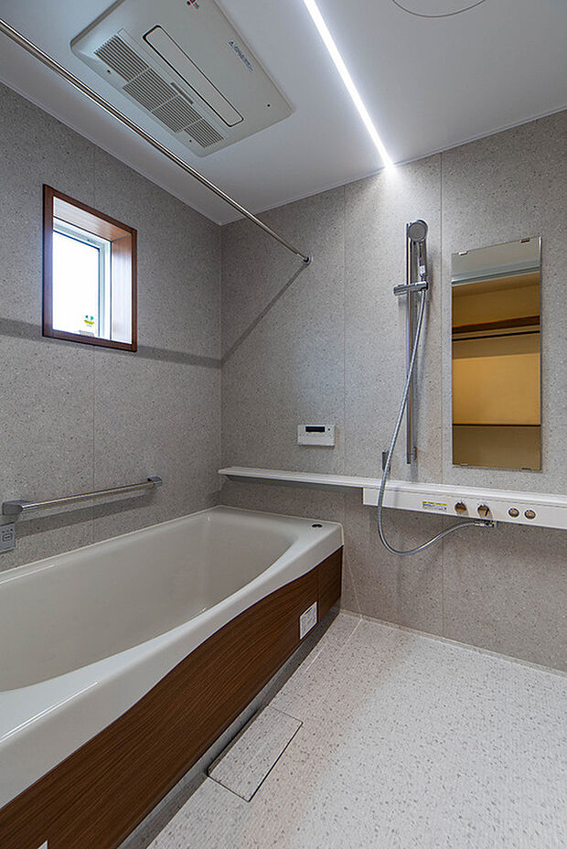 【B号地のバスルーム現地施工例】B号地現地内観写真（2024年2月撮影）おしゃれなラインLED照明を設けたバスルーム。浴室の広さやデザインだけでなく、ミストサウナなど様々な機能にもこだわったバスルームを実現可能です。