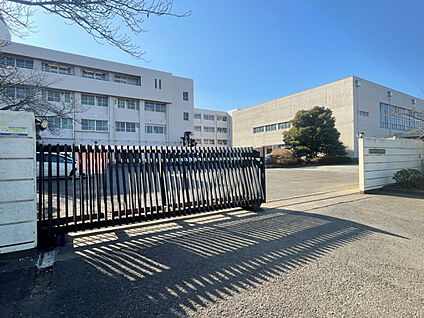 伊勢原市立中沢中学校 現地から580m～670m。(徒歩8分～9分。)