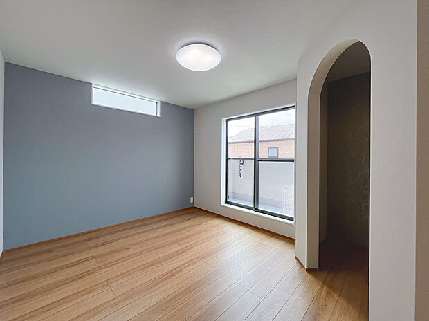 【主寝室&ウォークインクローゼット】主寝室にはウォークインクローゼットを配置。家具等を配置していただいて書斎やホビールームなどの使い方もできます。