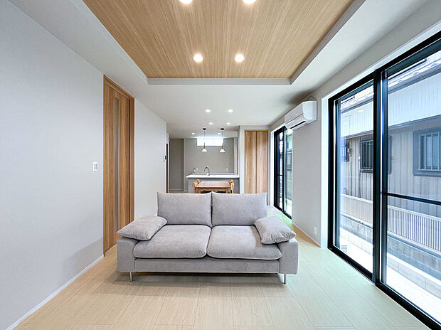 【LDKは家具付き】建物価格に含まれます。（照明・ダイニングテーブル・ダイニングチェア・ソファー・エアコン）