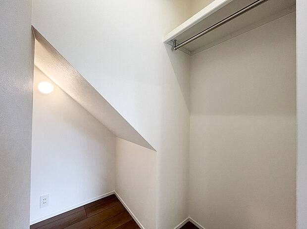 【階段下も有効活用!大容量のファミリークローゼット】階段下には大容量のファミリークローゼットを用意。季節ものの家電など重くて背の低いものは階段下に収納ができます。枕棚&ハンガーパイプ付きで、大切な衣類がシワになりにくいところもポイント◎
