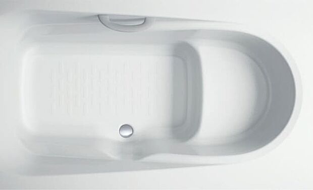 【エコベンチ浴槽】動作しやすい高さのまたぎ込みで浴槽への出入りをしっかりサポート。ベンチ付きなのでお子様も座りやすく、半身浴も楽しめます。