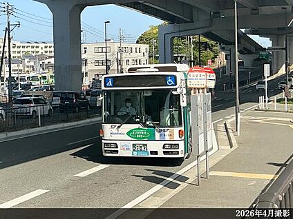 西鉄バス「片江営業所」バス停 現地から330m～440m。(徒歩5分～6分。)