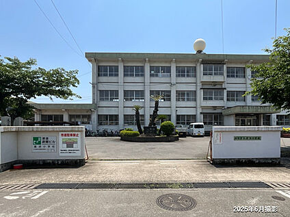 長浜小学校 現地から495m。(徒歩7分。)