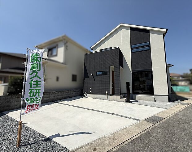 撮影(2026年08月10時)
白を基調とし黒のアクセントが映える、モダンな外観の分譲住宅です。広々とした駐車スペースを完備し、陽当たり良好。閑静な住宅街に佇む、開放感あふれる新
