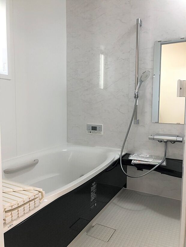 【システムバス(当社他分野住宅)】システムバス　2025年05月撮影システムバス
1616のユニットバスを採用。広々を当たり前に。バリアフリー設計に手すり付きなので、お子様が小さくても、ご年配の方も安心できる浴室です。