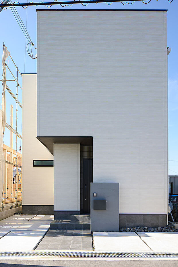 隙がない家　SUKINAIE
シュッとした外観