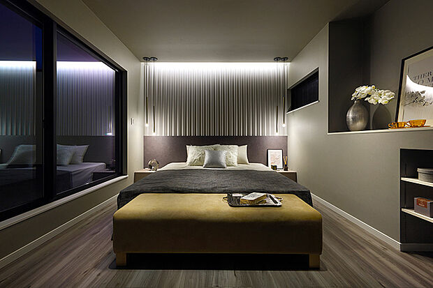 【隙がない家　SUKINAIE】主寝室は心休まる空間に。8.6帖の主寝室に、6.8帖のウォークインクローゼットとメイクコーナーを備えた、プライベートな時間をゆったりと過ごせる設計。