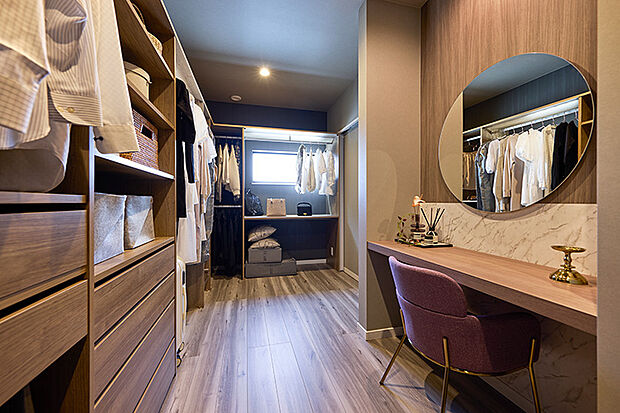 【隙がない家　SUKINAIE】ホテルライクな化粧台のある大容量ウォークインクローゼット。システム収納が完備された6.8帖の大容量ウォークインクローゼット。廊下からも出入り出来る2WAY仕様。