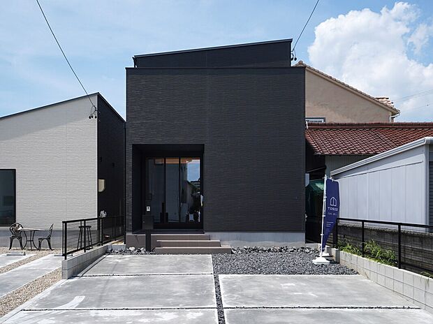 ブラックを基調としたシックな外観。シンプルながら皆様に気に入っていただけるデザインです。