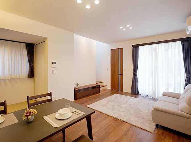 2.2mのhighサッシを使用し、より明るく開放的な空間をつくります。
18.5畳の広々リビングは、自然と家族が集まり、笑顔の溢れる空間をつくります。