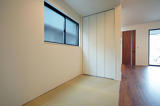 タタミ室があることで、より立体的な空間に。押し入れもあり、予備の布団の収納などもラクラクです。
ちょっとしたくつろぎスペースや、お子さんが遊んだりお昼寝したりするスペースにピッタリですね♪