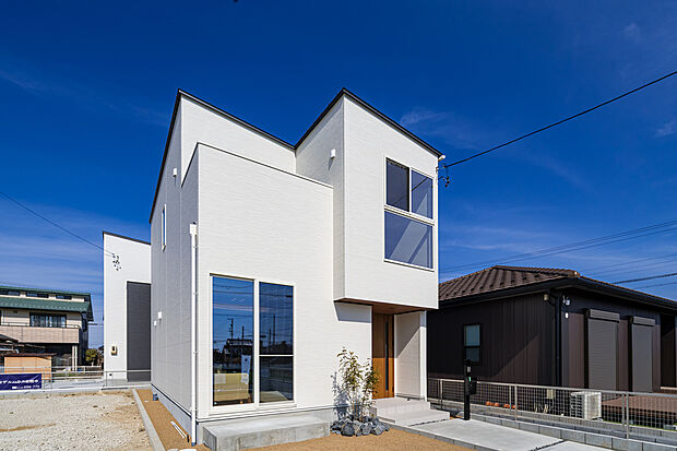 D棟外観
日当りの良い南向きの土地に白の外壁に大きな窓が映える外観美。室内と外を繋げる、約18帖のお庭も魅力。BBQやプールでみんなで楽しめます。
前面道路は、交通量も少なく車の出し入れもラクラク。