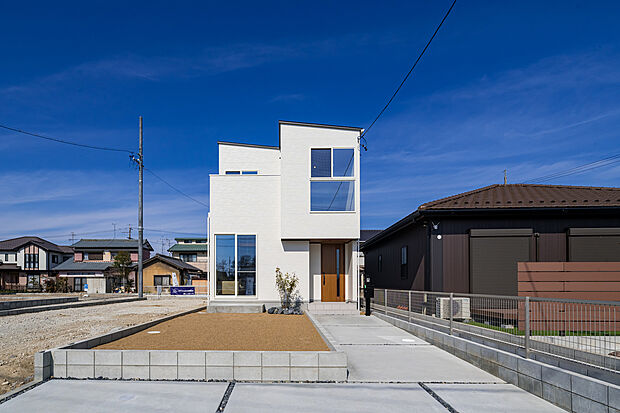 D棟外観
日当りの良い南向きの土地に白の外壁に大きな窓が映える外観美。
室内と外を繋げる、約18帖のお庭も魅力。BBQやプールでみんなで楽しめます。
前面道路は、交通量も少なく車の出し入れもラクラク。