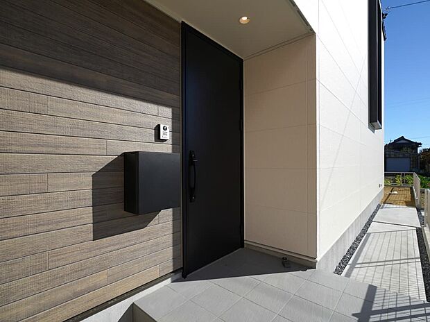 玄関の外壁は落ち着いた木目調で家族を優しく迎えてくれます。