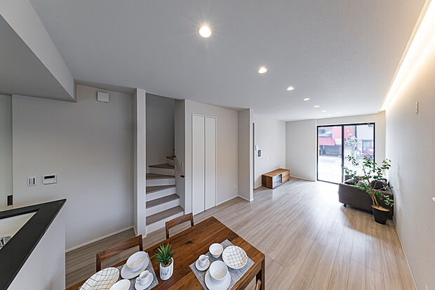 内と外が繋がる心地よい開放感のある約20帖のLDK空間。
電動シャッターでラクラク開閉