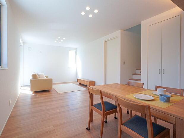 大きな窓と高い天井が広がりを生むリビング。家事動線も整え、開放感と暮らしやすさを両立した心地よい住まい