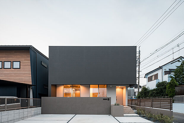 尾張旭市平子町 モデルハウスにて体感ください
(1)天井高2.7mの「抜け感」
(2)広いリビングの開放感
(3)使いやすい動線設計やさりげないこだわりの設計力を体感いただけます