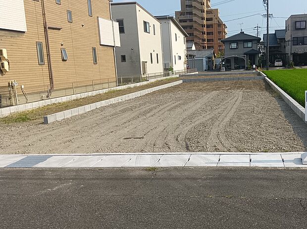B区画
敷地面積45坪のゆとりある設計可能な土地です。駐車2台分と南庭も取れる敷地です。